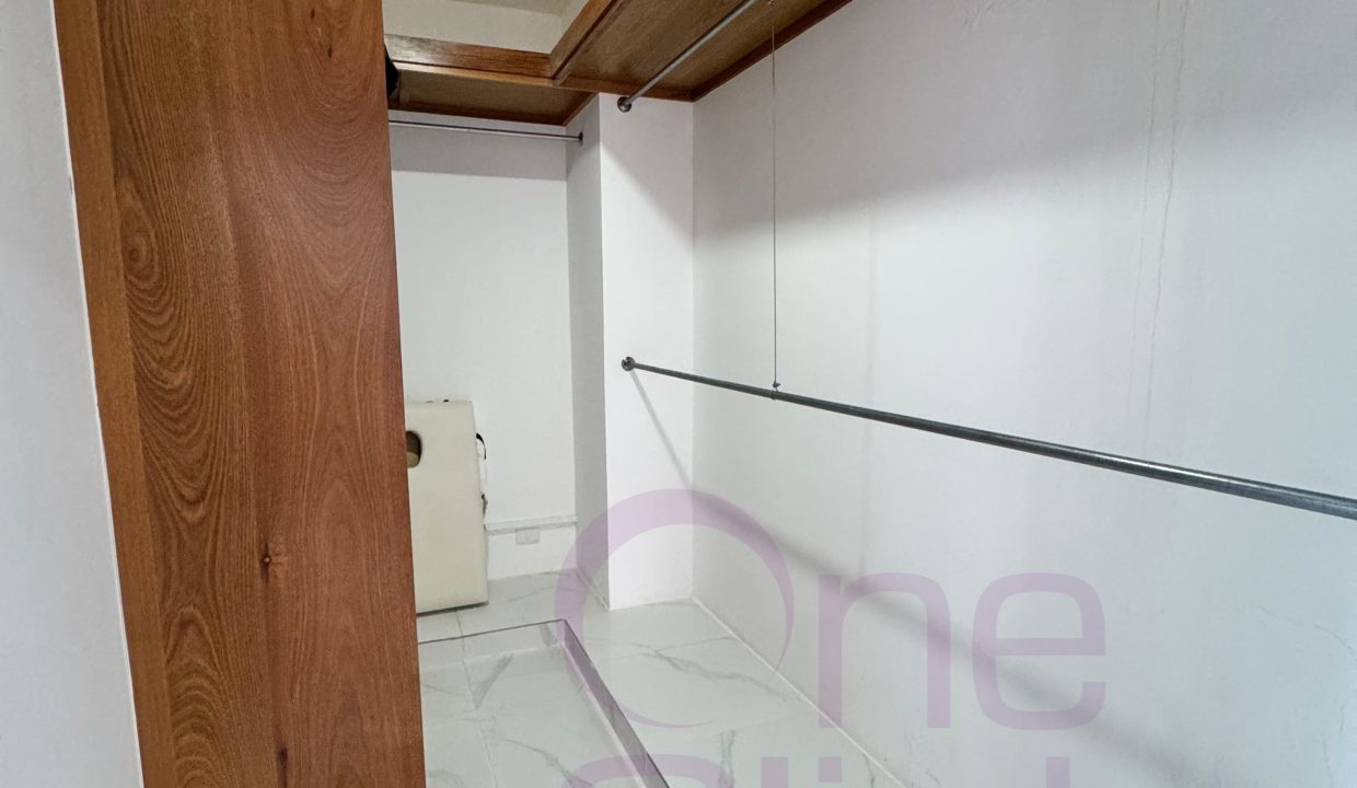 8b closet