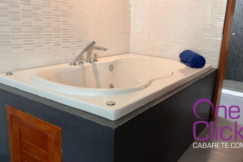 12 jacuzzi